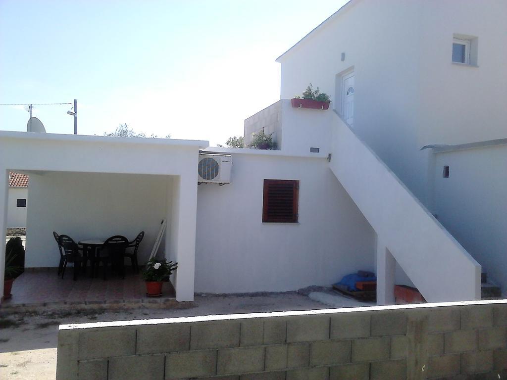 Apartmani Emily Nin Exterior photo